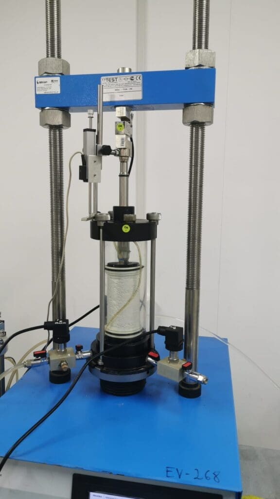 Construcción en Suelos Salinos: Desafíos, NCh 3394 y Control Técnico 2 TRIAXIAL 4 1